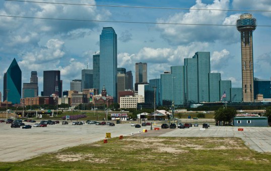 Nice levee top view of Downtown from the Dallas Skyline Trail.  (click to enlarge)